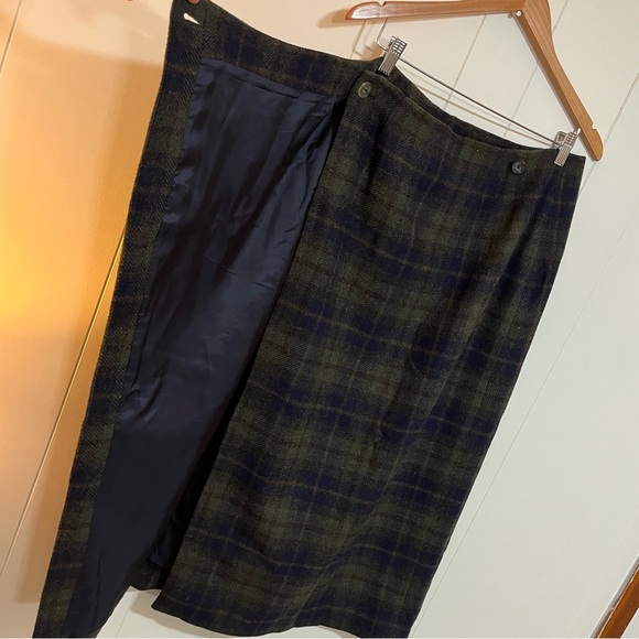 G.H. Bass Plaid Wool Wrap Skirt Size 10 Green Navy Tartan Pattern Midi Length - Picture 5 of 14